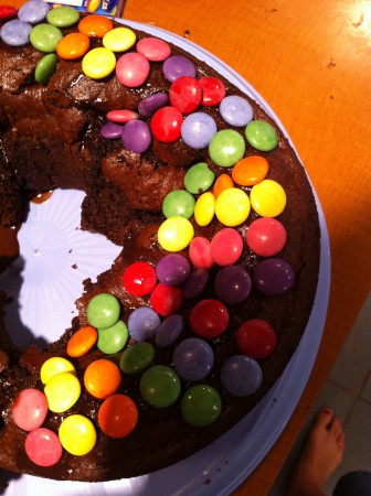 Gâteau au chocolat et aux délicieux smarties